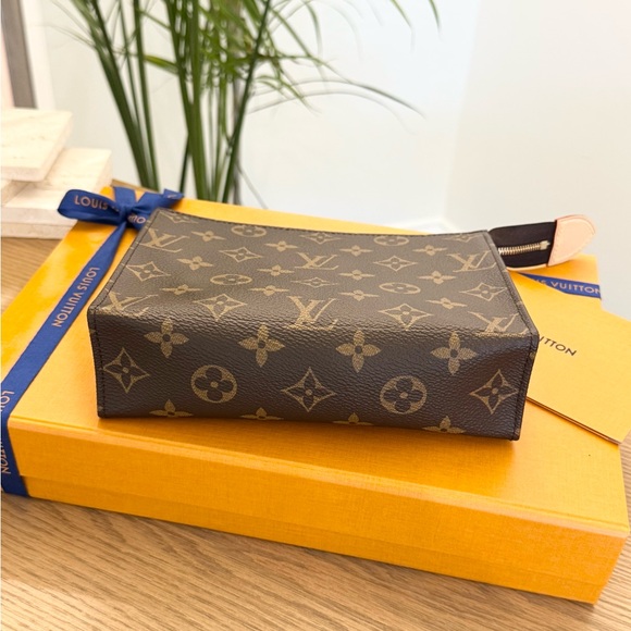 LOUIS VUITTON 2024 Monogram Canvas Toiletry Pouch 19 - Picture 8 of 13